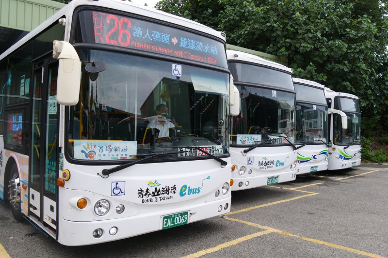 新北市公車路網自升格時103條路線，至今已達358條路線，最高每日83萬（段）搭乘量為全國佼佼者，亦擁有全國規模最大的公共自行車服務系統。   圖：新北市交通局提供