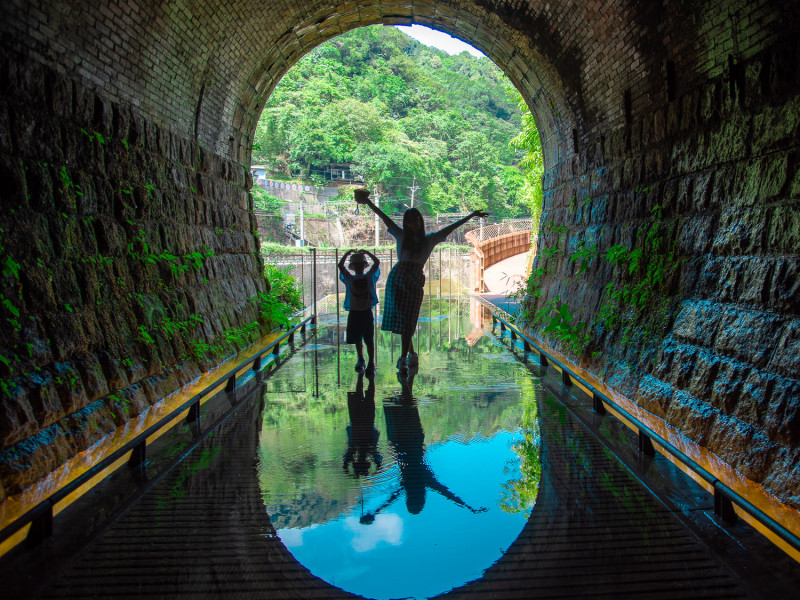自行車道隧道出口處水池倒映青鬱山景的美照，讓許多人驚豔。   圖：新北市水利局提供