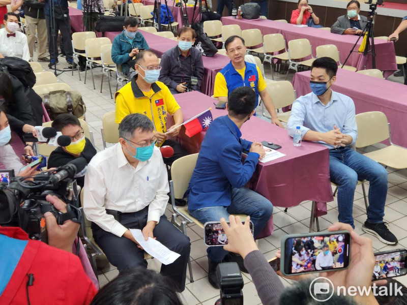 國民黨台北市長參選人蔣萬安與台北市長柯文哲共同出席侯漢廷的新書發表會。   圖：黃建豪/攝