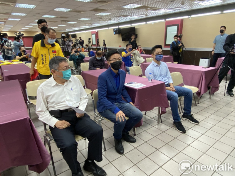 台北市長柯文哲（左）、台北市議員侯漢廷（中）、國民黨台北市長參選人蔣萬安（右）。   圖：周煊惠 / 攝
