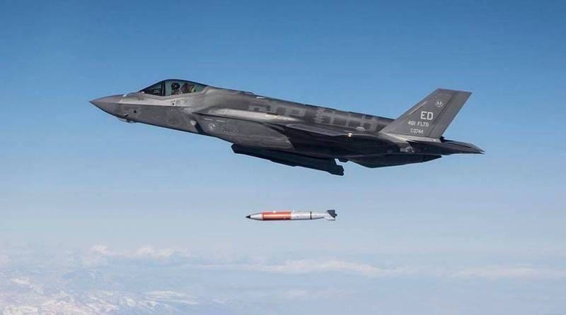 央視節目罕見公開去年和美國F-35戰機在東海上空遭遇的畫面。圖為美國空軍F-35投擲「B61-12」戰術核彈測試。   圖：翻攝US AIR FORCE（資料照）