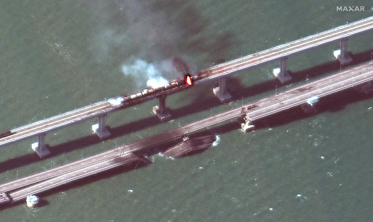 2022年10月8日，克里米亞大橋發生爆炸橋面損毀。   圖：翻攝自馬薩爾科技公司推特