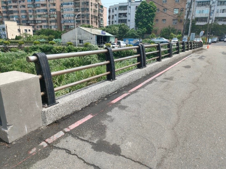 改善前的三芝宋厝橋，橋齡長達36年，部分路面老化及護欄生鏽，為提供當地里民更安全、友善的通行環境，在三芝區公所邀集養工處等各單位研議，進行橋梁設施改善，施做綠美化及燈光。   圖：新北市工務局提供