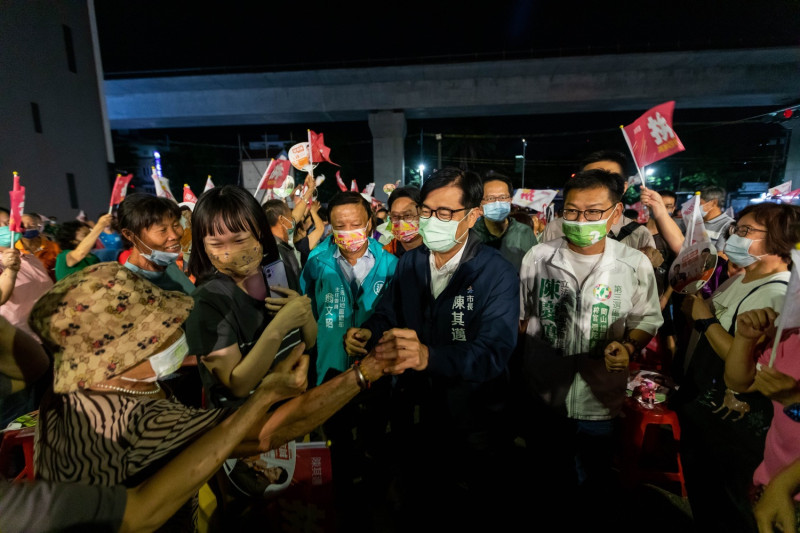陳其邁(中)進場大受歡迎。   圖：陳其邁競選辦公室提供