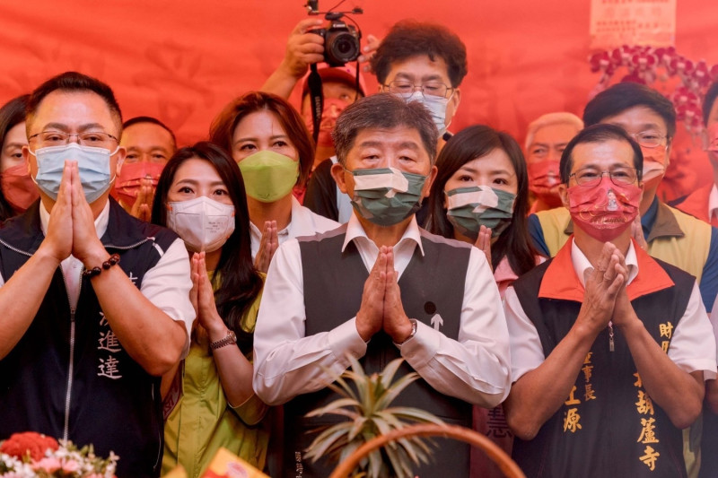 民進黨台北市長參選人陳時中今（14）天上午在葫蘆寺董事長郭江源的陪同下，出席葫蘆寺觀音佛祖千秋團拜祝聖大典。   圖：陳時中競選辦公室提供