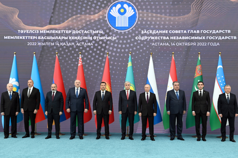 獨立國協是由 9 個前蘇聯國家組成。由左至右為獨聯體執行秘書謝爾蓋、亞塞拜然、亞美尼亞、白俄羅斯、吉爾吉斯、哈薩克、俄羅斯、塔吉克、土庫曼、烏茲別克領導人。   圖: 翻攝自吉爾吉斯總統的官方攝影師 Sultan Dosaliev 推特 