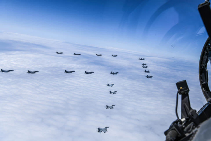 美韓將於10月底實施大規模聯合空中演習，將出動超過240架戰機參演。圖為美韓6月聯合軍演畫面。   圖: 翻攝自南韓空軍臉書