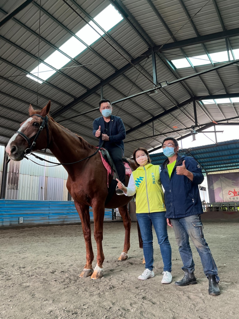 黃淑君帶趙天麟至浮洲地區知名的文青小店喝咖啡，也到馬場騎馬。   圖：黃淑君辦公室提供