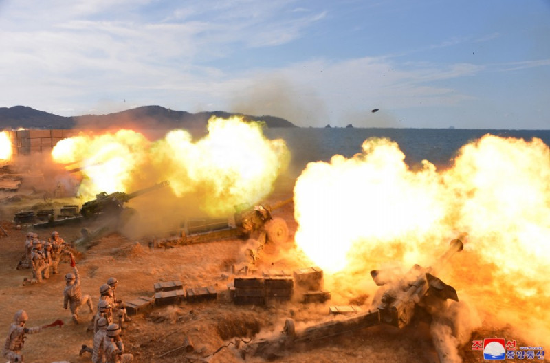 北韓對兩韓軍事緩衝區狂轟濫射砲彈。   圖：翻攝朝中社(資料照片)