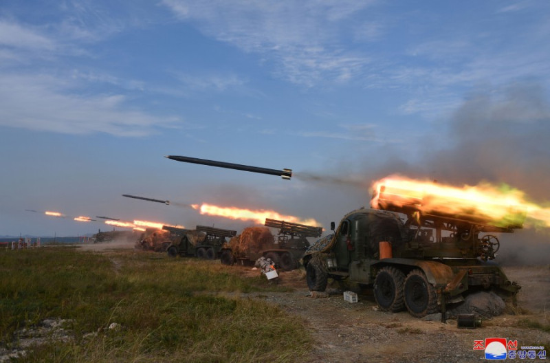美國情報機構表示，朝鮮正在秘密向俄羅斯提供大量用於烏克蘭的砲彈。(示意圖)   圖：翻攝朝中社(資料照片)