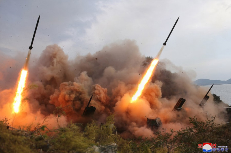 北韓射擊火箭砲。   圖：翻攝朝中社(資料照)