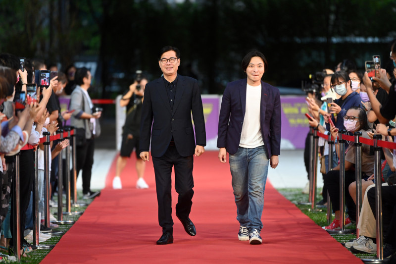 陳其邁(左)與《咒》導演柯孟融走星光大道。   圖：高雄市政府提供