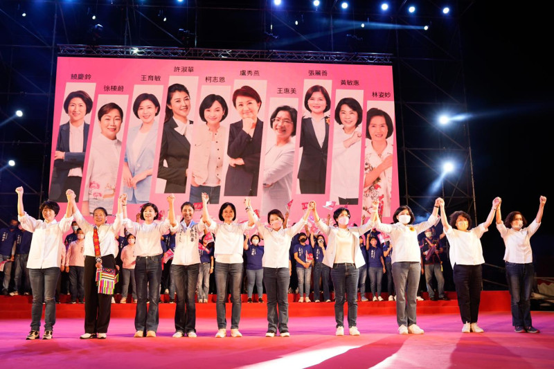 盧秀燕14日晚間在台中太平舉辦「十全十美・女力挺台灣」聯合造勢大會，國民黨10名女性縣市長及參選人首度大合體。   圖：擷自柯志恩臉書