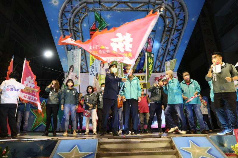 陳其邁為百工百業後援會授戰旗。　   圖：陳其邁競辦提供
