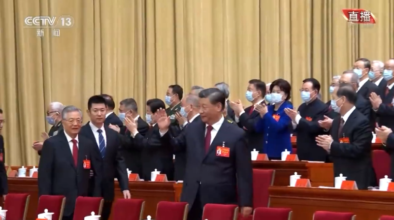 中共二十大現任國家主席習近平揮手微笑入場，前領導人胡錦濤跟隨其後。   圖：翻攝自央視新聞