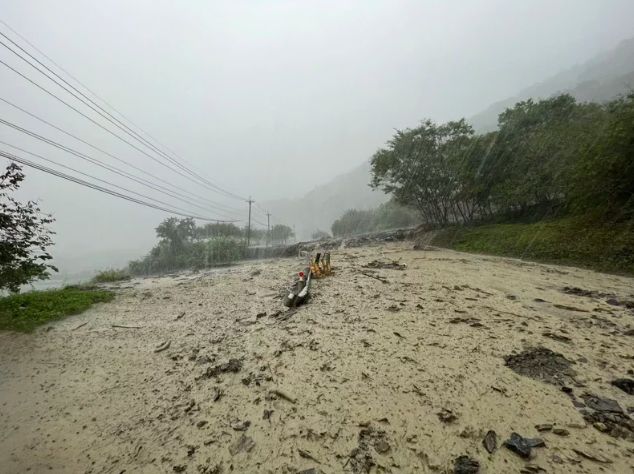 台7宜蘭縣大同鄉英士路段遭泥沙淹沒，雙向受阻搶通中。   圖:公路總局提供