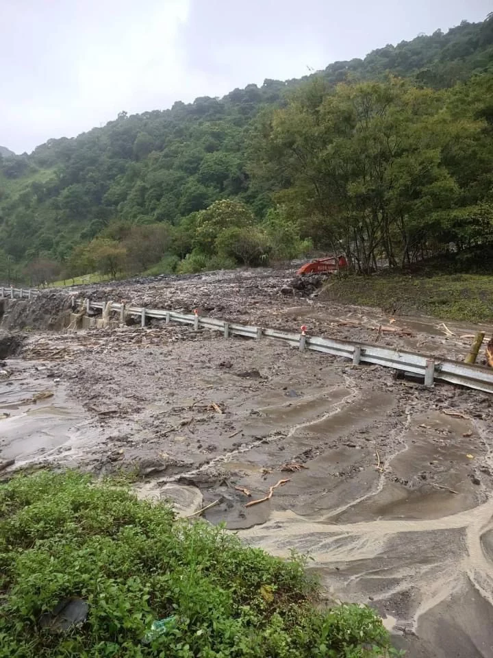 台7線86.5K坍方，搶修過程一度有挖土機遭洪水沖到下游。 圖:民眾提供