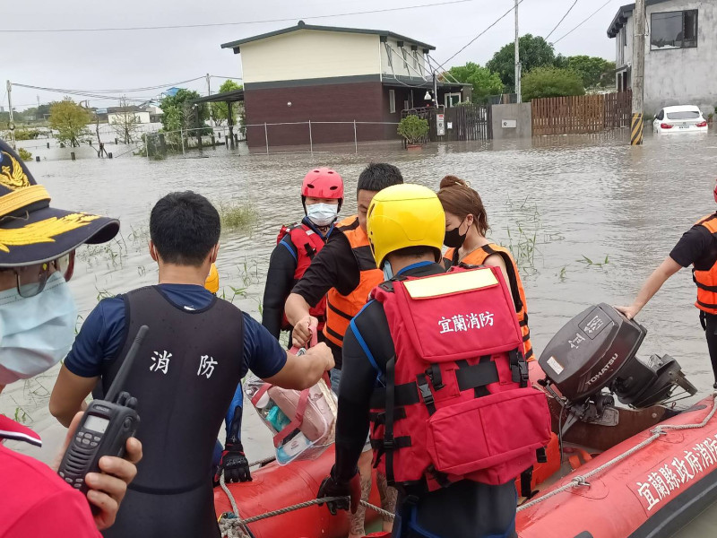  8 名遊客原本住在宜蘭民宿，但民宿四周卻因大雨造成淹水。   圖: 翻攝自消防署臉書