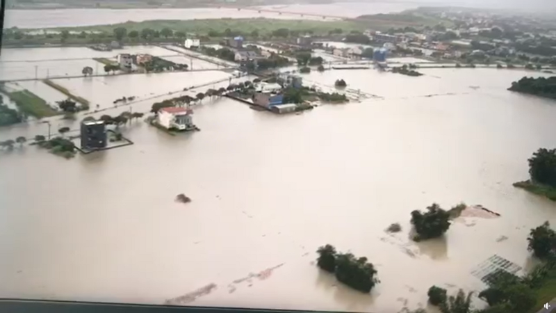 宜蘭縣消防局義消拍下宜蘭縣農地受颱風影響成了一片汪洋。   圖: 翻攝自林世偉臉書