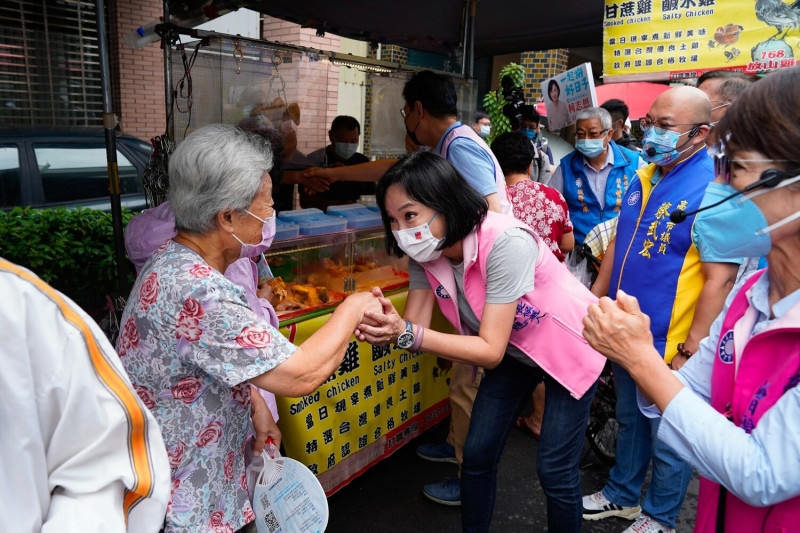 柯志恩(中)到早市拜票。   圖：柯志恩競辦提供