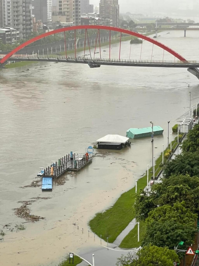 基隆河水高漲，貨櫃屋飄起。   （圖取自facebook.com/shua0522）