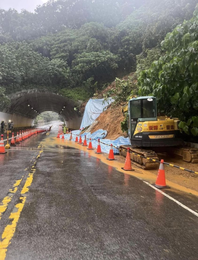 位在台北內湖、新北汐止交界處的「康湖隧道」17日發生土石崩落道路堵死意外，18日清晨已搶通。   圖：翻攝高嘉瑜臉書