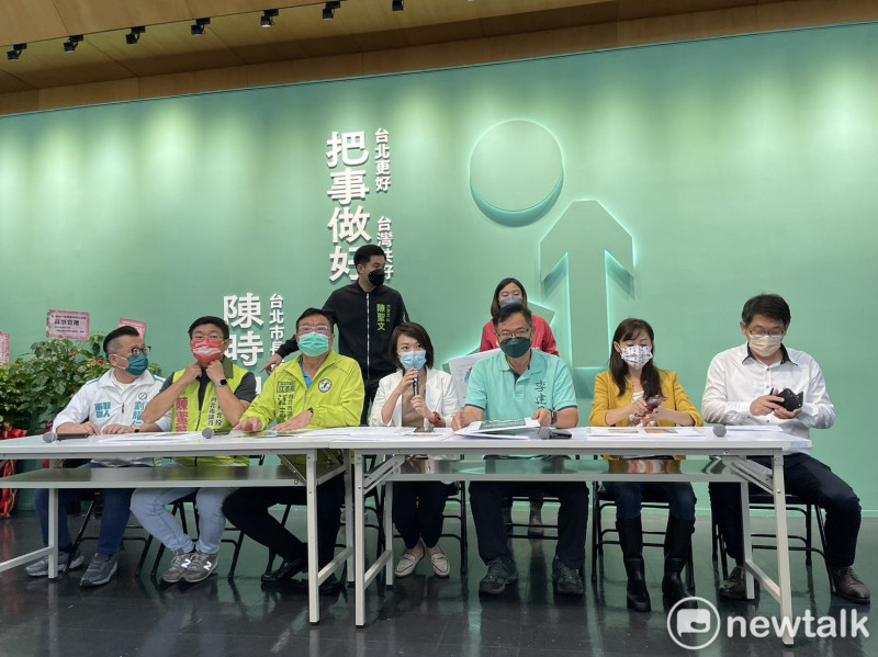 民進黨台北市議會黨團17日上午在陳時中競總舉行《尋找台北市長柯文哲》記者會。   圖：林朝億/攝