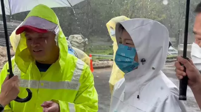 無黨籍台北市長參選人黃珊珊 17 日前往陽明山勘災。   圖:黃珊珊競辦提供