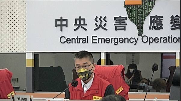中央災害應變中心指揮官徐國勇今（17）天在應變中心開會時表示，向我們相關救災搶修人員表達最大的謝意，相關的工作人員整晚都沒有睡覺。   圖：內政部提供