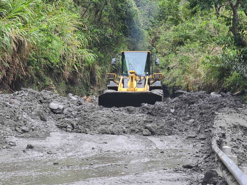 中橫公路台8線162.2k迴頭彎附近於昨(16)日爆發坍方及泥流，導致道路阻斷無法通行。   圖：公路總局／提供