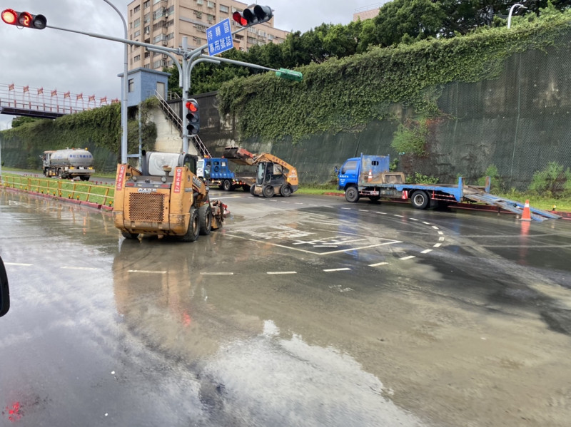 尼莎颱風外圍環流加上東北季風產生共伴效應，豪大雨造成高灘地園區封閉。   圖：新北市高灘處提供