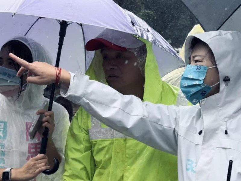 無黨籍台北市長參選人黃珊珊前往陽明山勘災。 圖:翻攝自黃珊珊臉書