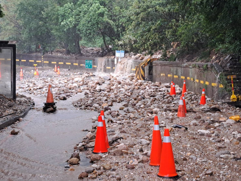 陽明山陽金公路中興路口因暴雨導致落石坍塌。   圖:翻攝自陽明山國家公園臉書