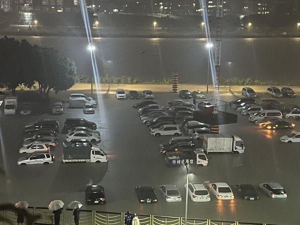台北市士林區百齡橋下的堤外停車場16日有超過50輛汽車泡在水裡。   圖：翻攝我是士林人臉書