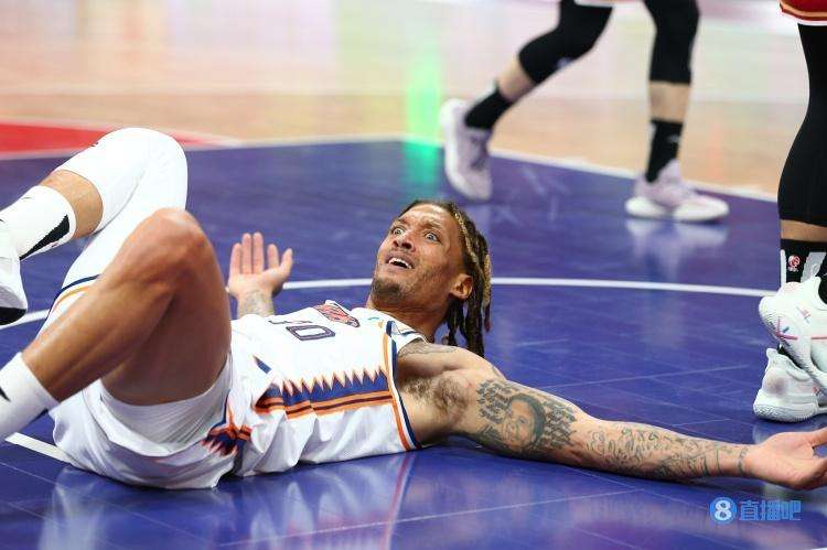 CBA洋將麥可·畢斯利（Michael Beasley）在升旗時未向中國國旗敬禮，遭罰款與嚴重警告。   圖：翻攝自直播吧（資料照）