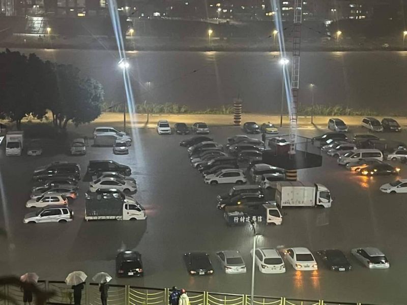 北台灣16日降下驚人雨量，台北市士林區百齡橋下停車場災情慘重，50多輛轎車慘變泡水車。   圖／翻攝畫面