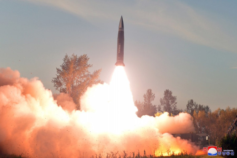 北韓 2 、3 日多次進行飛彈試射，其中一枚南韓軍方研判是洲際導彈。圖為北韓官媒先前釋出導彈發射照片。   圖：翻攝朝中社（資料照）