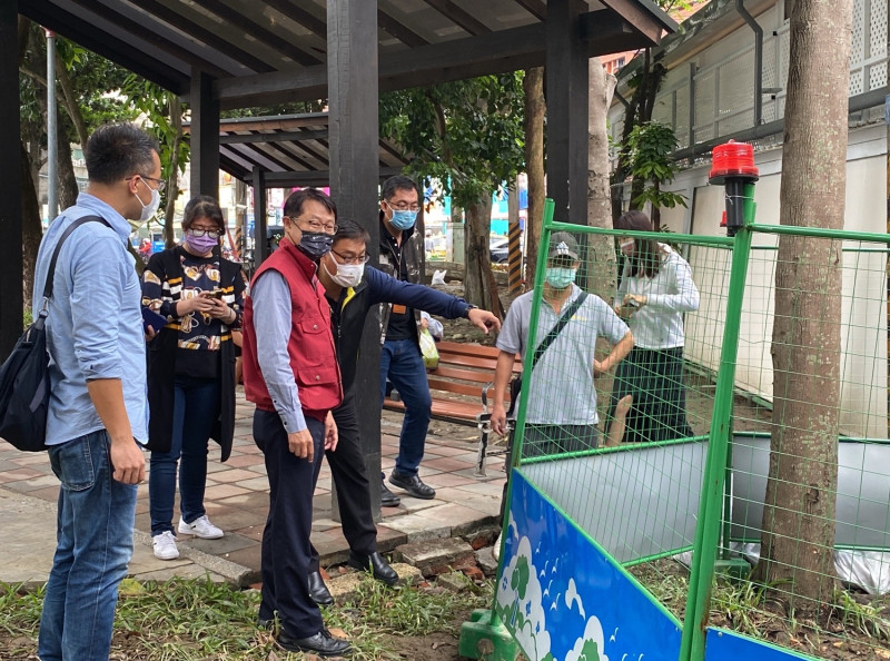 陳純敬（左2）表示，將針對樹林保安市場臨側公園排水系統辦理優化方案，規劃新設雨水集水井，提高原設施6倍容量。   圖：新北市市場處提供