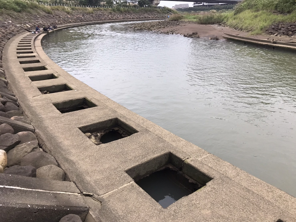 公司田溪護岸工程修復前河道淤積、護岸部分基材流失。   圖：新北市水利局提供