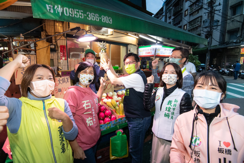 林佳龍沿途受到民眾熱情歡迎，並送上包子、粽子祝福他高票當選。   圖：林競辦提供