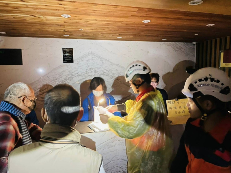 宜蘭明池山莊因連日豪雨，有300多民眾受困，缺電也缺物資，18日晚間宜蘭縣消防人員（右起）徒步把救命藥物送抵山莊，及時緩解可能的緊急狀況。   圖：翻攝自林姿妙臉書