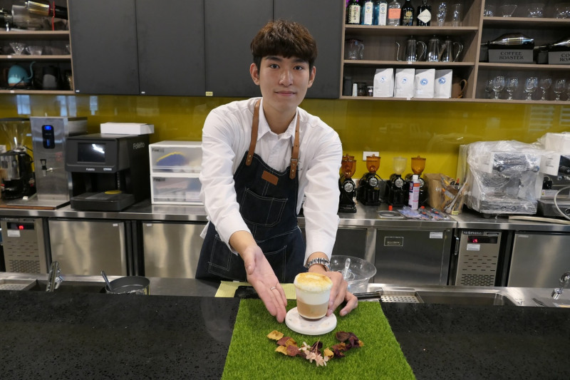 醒吾科大餐旅管理系創意飲調社研發特製「香檳茸紅茶炙燒奶蓋」，特有的香氣開啟想再喝一杯的期待。   圖：醒吾科大提供