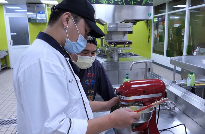 醒吾科大餐旅管理系老師陳國勝指導學生製作香檳茸蛋捲。   圖：醒吾科大提供