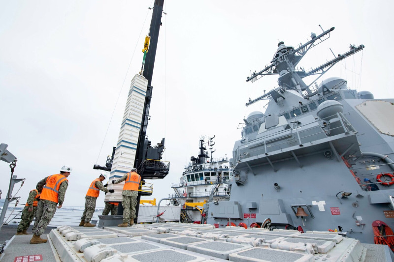 美國海軍10月4至7日在加州聖地牙哥海灣進行一項最新測試驗證，首次使用近海支援船為先進的「勃克級」驅逐艦補給垂直發射導彈。   圖：翻攝US Navy