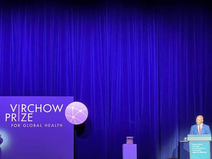 以Virchow為名的全球衛生獎，詹長權認為陳其邁從政經歷更豐富。   圖：翻攝詹長權臉書
