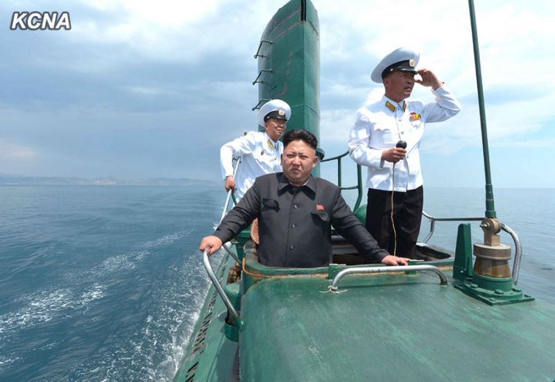  北韓領導人金正恩視察北韓潛艦部隊，搭乘潛艦出海。 圖：截取朝中社(資料畫面) 