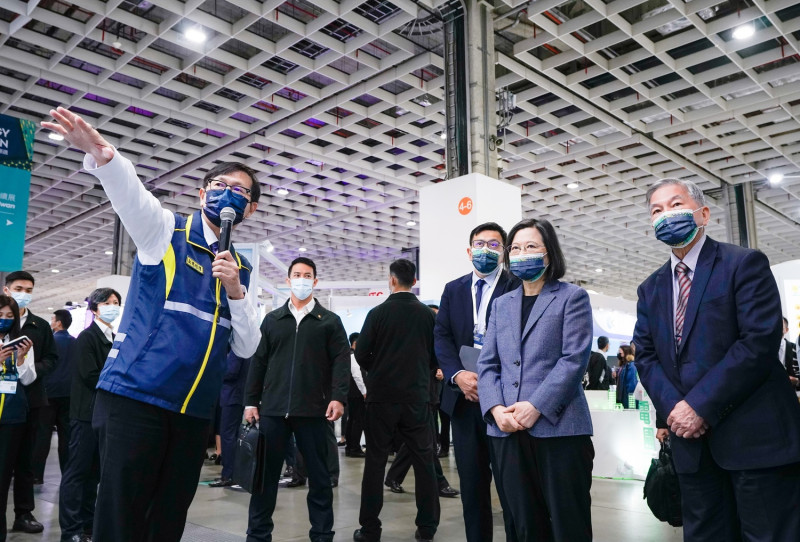 總統蔡英文總統蔡英文也親臨展場，觀看台南鹽田光電儲能園區成果。   圖：台電／提供