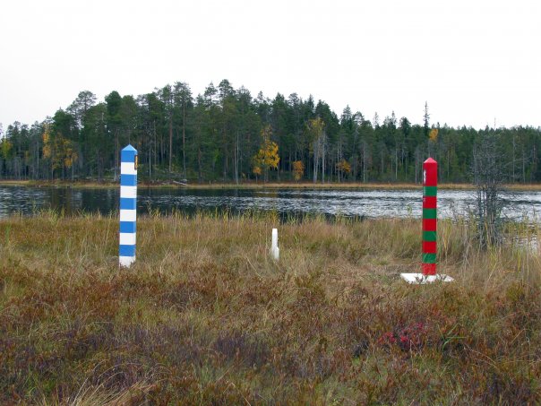 芬蘭最東端湖泊，樹立兩國的界標，藍白相間為芬蘭、紅綠相間為俄國，中間白色矮柱為實際的國界標。   圖：翻攝維基百科/Repovesi作品/CC BY-SA 3.0