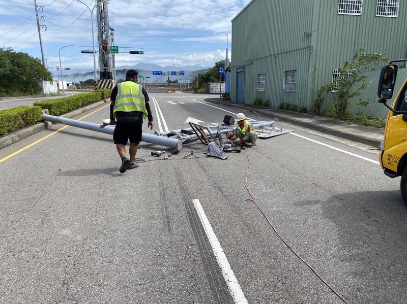 北橫頭份路段的交通指示牌傾倒，基座螺絲拴扭曲變形，工務處已先行拆除。   圖：苗栗工務處／提供