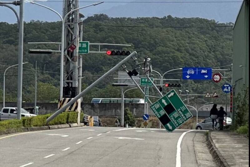 近日苗栗強風不斷，讓北橫頭份路段的交通指示牌橫倒在道路上。   圖：苗栗工務處／提供